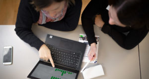 Bilde av to damer som jobber på en PC