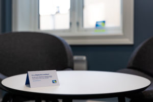 Bilde av Miljøfyrtårn-bordkort stående på et bord