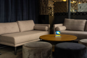 Bilde av et Miljøfyrtårn pleksiplakett på bord