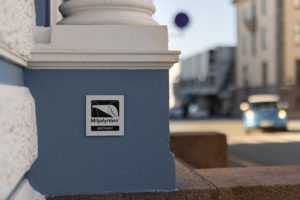 Bilde av miljøfyrtårnplakett som henger på fasadevegg