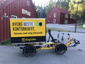Bilde av sykkelhenger med reklame for KingCoffeed