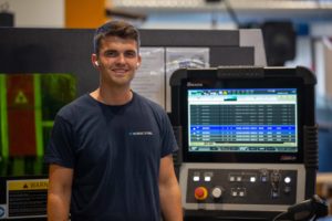 Mannlig ansatt i Nordic steel i verksted