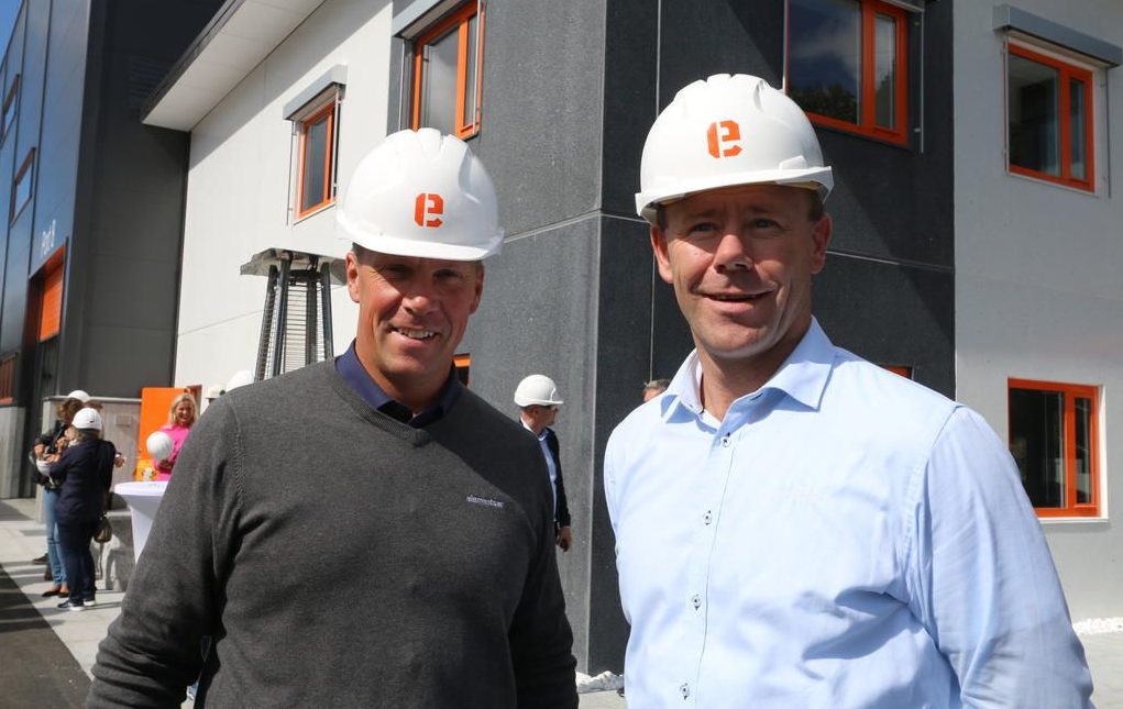 Bilde av to ansatte i Elementsør som står oppstilt foran lokaler