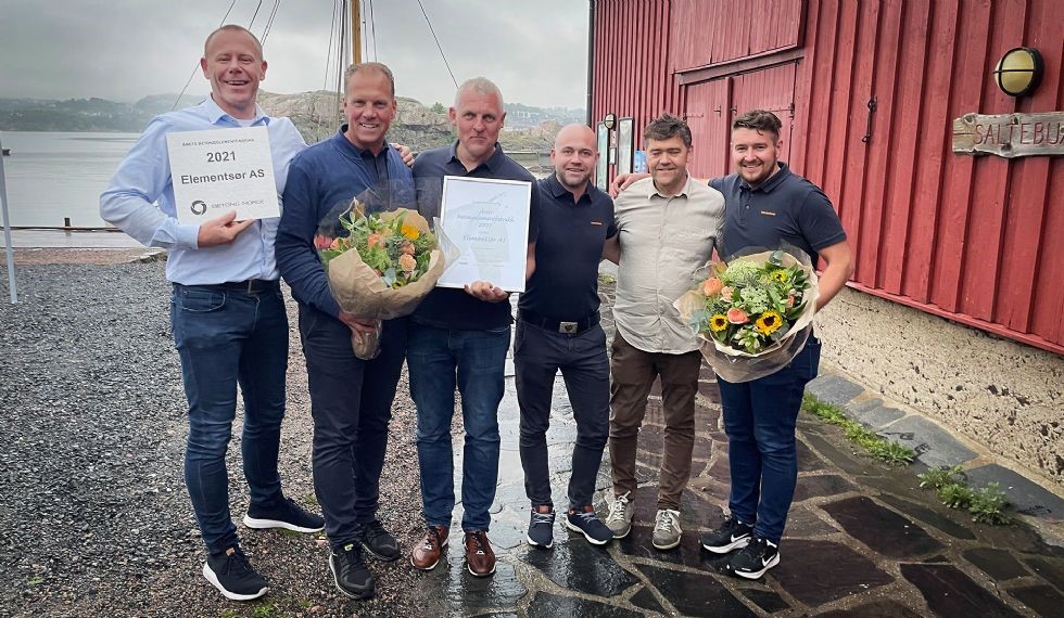 Bilde av ansatte i Elementsør som står oppstilt og holder frem diplom på betongelemetnprisen og blomster