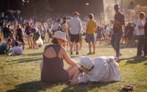 Bilde av konsertdeltakere på Øyafestivalen