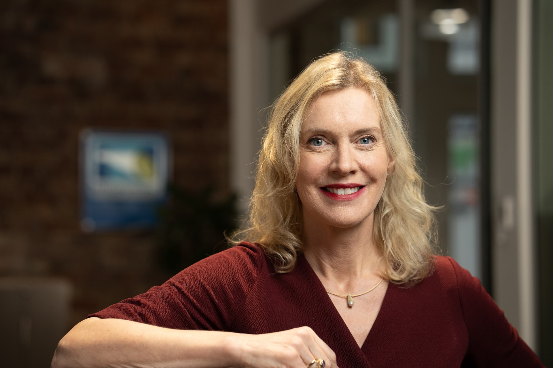 Pernille Koppang, driftssjef på restaurant ASIA, viser menyen på utsiden av restauranten.