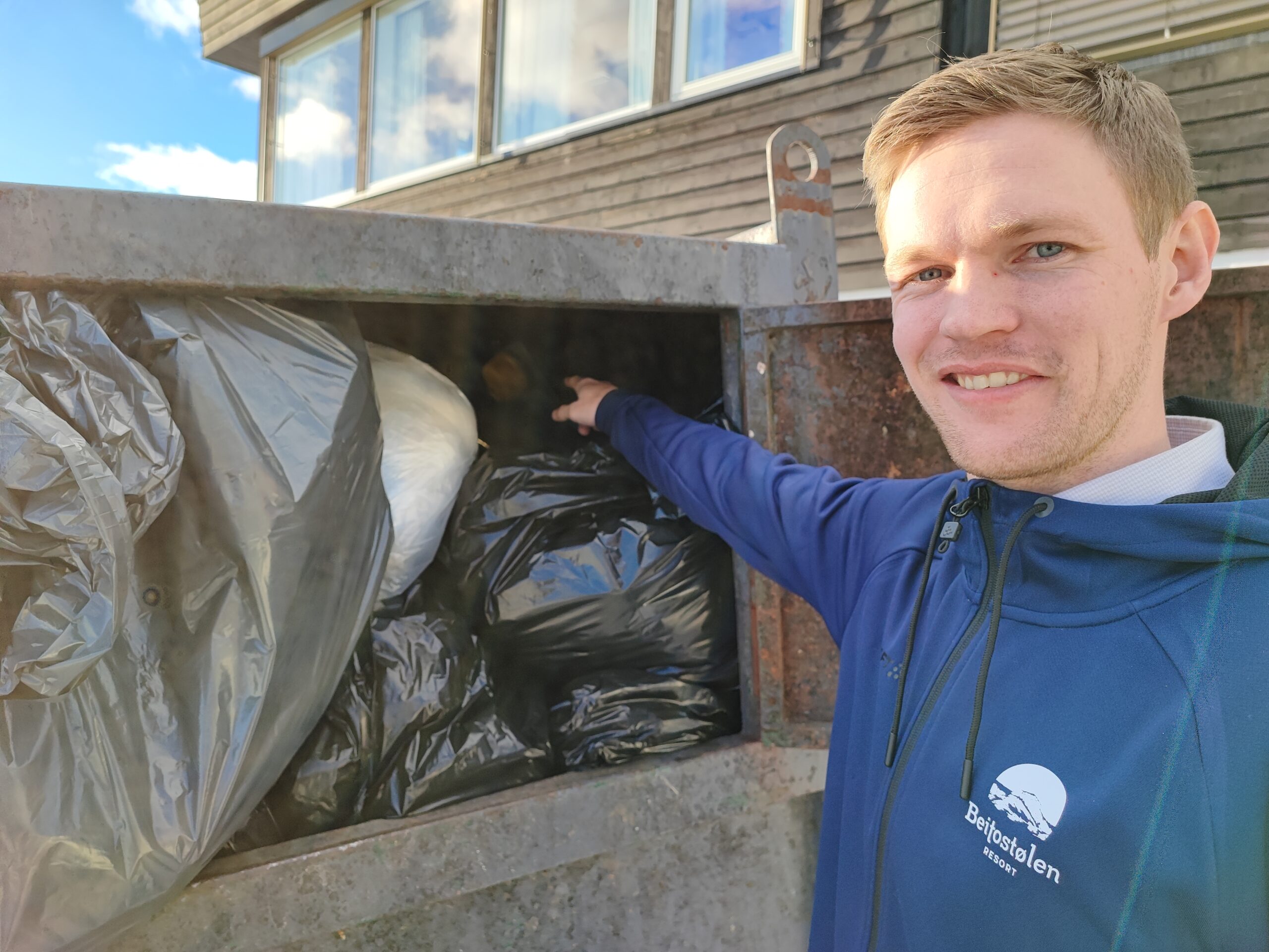 Søppel kastes utenfor hotellet.