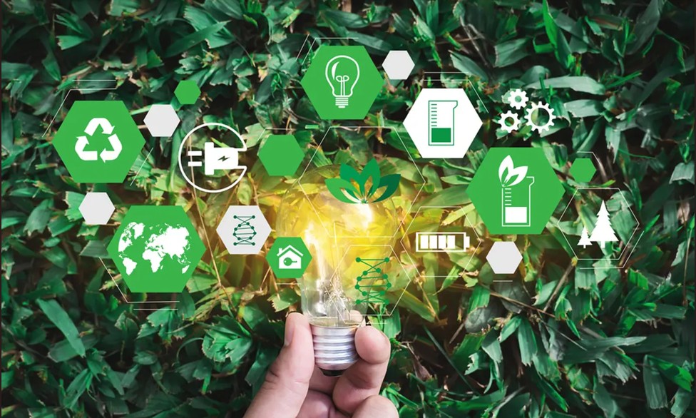 Konseptbilde som viser en vektskål dekket i blader og med en grafisk bakgrunn av ikoner som illustrerer elementer av bærekraft