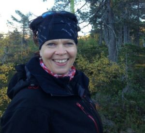 Profilbilde av dame på skogstur