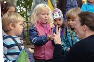 Barn prater med voksne i barnehagen