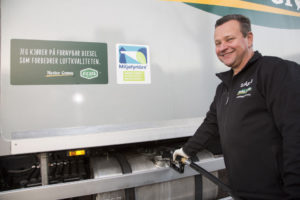 Mann som fyller biodrivstoff på lastebil