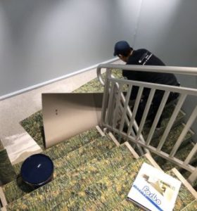 Mann som legger gulvbelegg i trapp