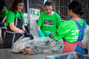Tre jenter fra natur og ungdom som sorteres søppel