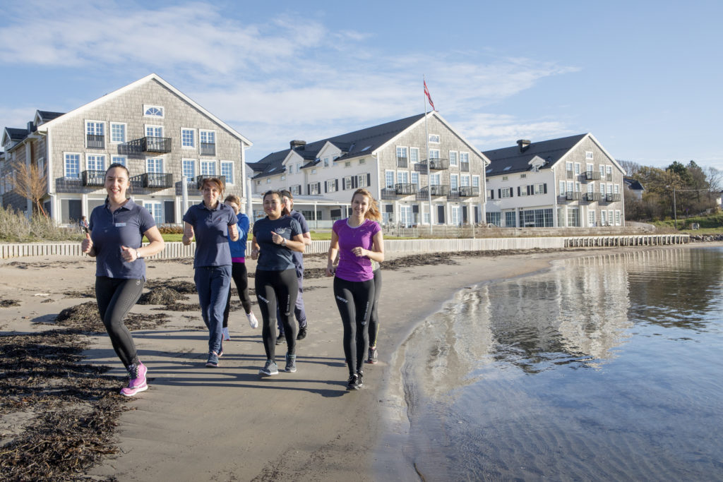 mennesker som løper på stranda ved støtvig hotel