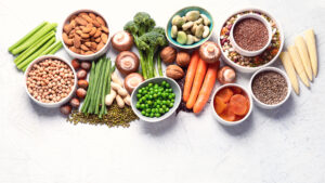 Bilde av ulike bærekraftige matvarer som grønnsaker og belgfrukter