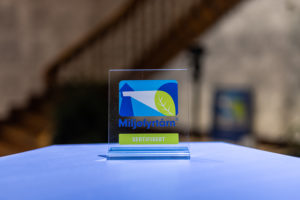 Bilde av Miljøfyrtårn pleksiplakett på blått bord