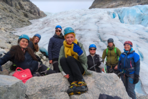 Vidregående elever sitter ved en isbree