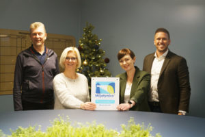 Nordic Steel ansatte mottar utmerkelsen Årets Miljøfyrtårn