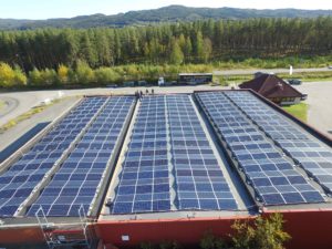 PRODUSERER SOLCELLER: Osnes Nordic Group har agt solcelleanlegg på hele fabrikktaket. Foto: OSNES NORDIC GROUP
