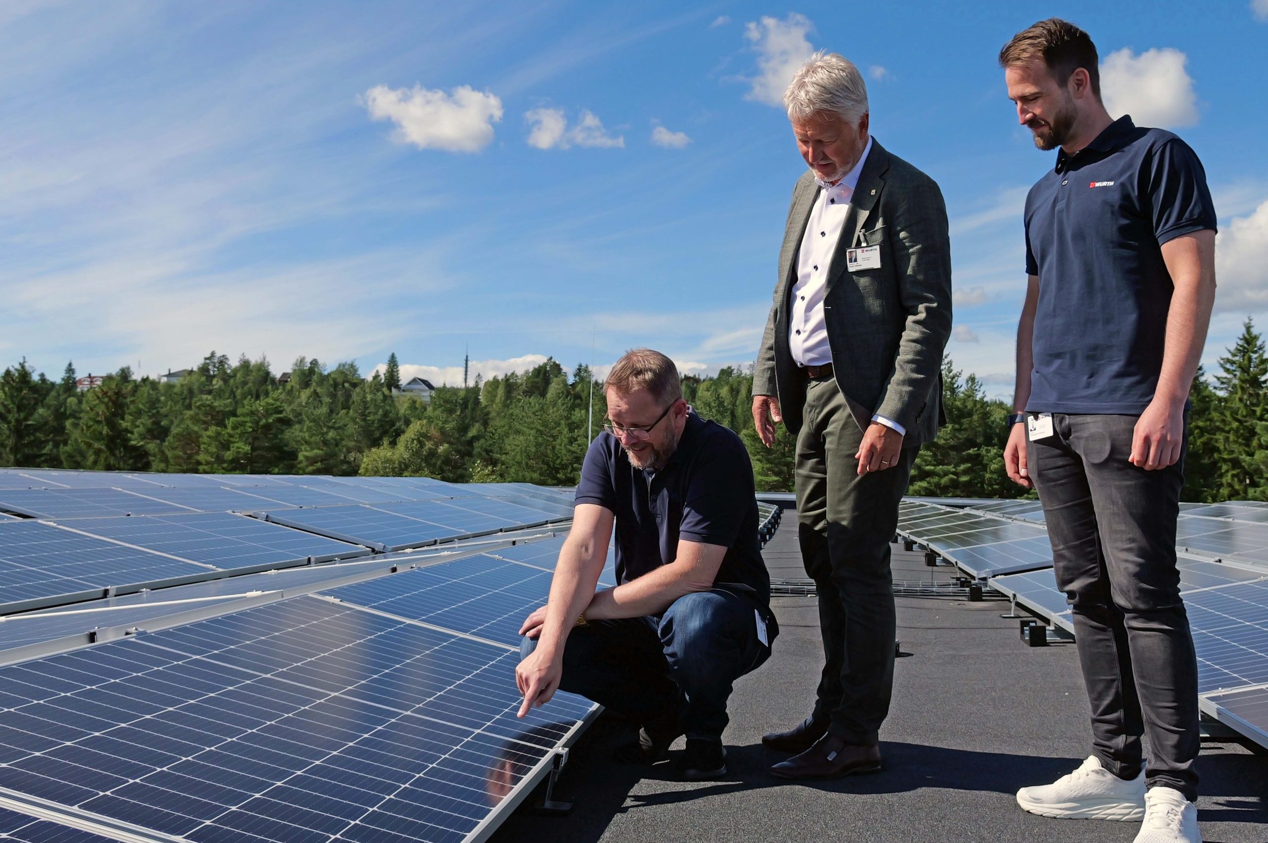 Driftsansvarlig Bygg og eiendom Geir Eriksen, Administrerende direktør Svein Oftedal og HMS og Bærekraftsjef Christopher Granung inspiserer solcelleanlegget