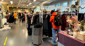 Bilde fra Fretex-butikk med mennesker som kikker på klær