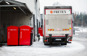 Fretex-lastebil og innsamlingsbokser.