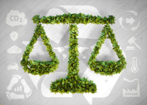 Konseptbilde som viser en vektskål dekket i blader og med en grafisk bakgrunn av ikoner som illustrerer elementer av bærekraft